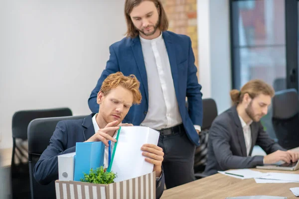 Män i formella kostymer som arbetar på kontoret — Stockfoto