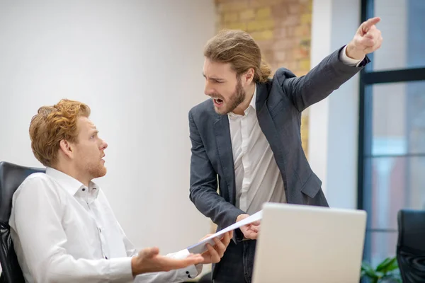 Skrik man pekar med handen och förvirrad kollega — Stockfoto