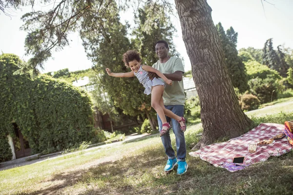 Afrikai amerikai férfi és lánya jól érzik magukat a parkban — Stock Fotó