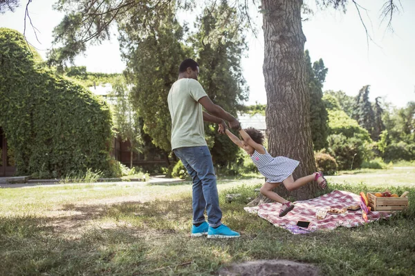 Afrikalı Amerikalı bir adam ve kızı parkta eğleniyorlar. — Stok fotoğraf