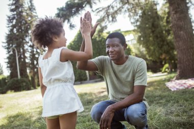Şirin kıvırcık çocuk babasıyla harika vakit geçiriyor.