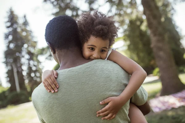 Lindo niño rizado sentado jugando con su padre y sintiéndose feliz — Foto de Stock