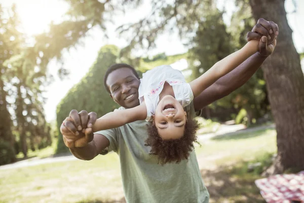 Ο μπαμπάς και ένα χαριτωμένο κορίτσι παίζουν στο πάρκο και αισθάνονται ευτυχισμένοι — Φωτογραφία Αρχείου