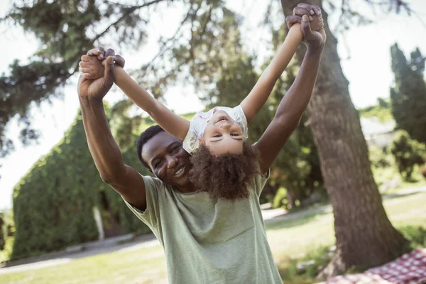 Táta a roztomilá dívka hrát v parku a pocit štěstí — Stock fotografie