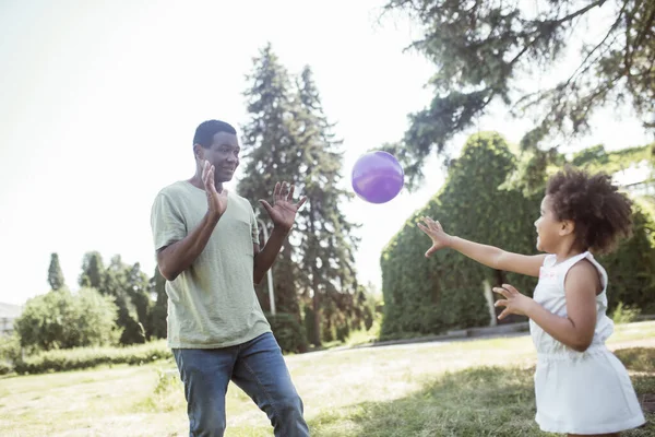 Tata i urocza dziewczyna gra w piłkę w parku — Zdjęcie stockowe