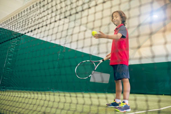 Dunkelhaariger Junge in rotem T-Shirt bereit für den Tennisball — Stockfoto