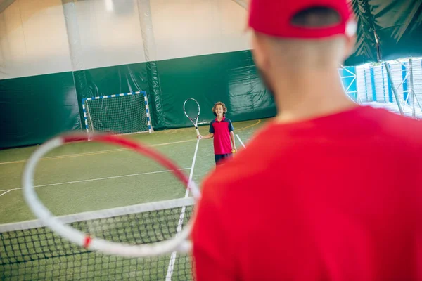 Närbild på en baksida av en man som spelar tennis — Stockfoto