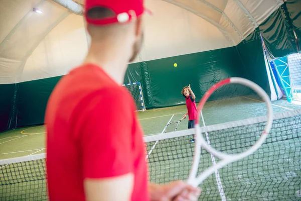 Feche a foto de uma visão traseira de um homem jogando tênis — Fotografia de Stock