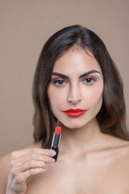 Parlak kırmızı ruj gösteren çok güzel bir kadın.