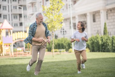 Baba ve oğul hafta sonları birlikte vakit geçiriyorlar.