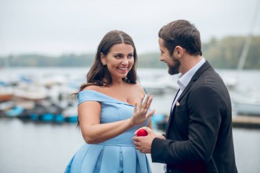 Neşeli bir adam güzel bir kadını teklif ediyor ve kabul ediyor.