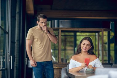 Kadın akıllı telefona bakıyor ve şaşırdı.