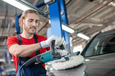 Cila makinesiyle araba cilalayan adam