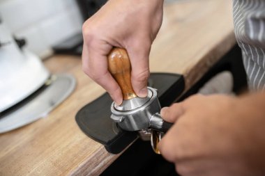 Filtre tutacağı tutan erkek eller