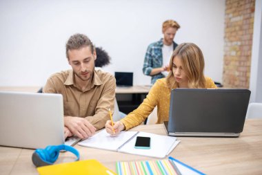 Ofiste birlikte çalışan genç profesyonellerden oluşan bir ekip.