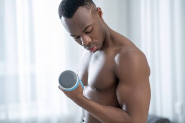 Afrikalı Amerikalı genç bir adam aptallarla antrenman yapıyor.