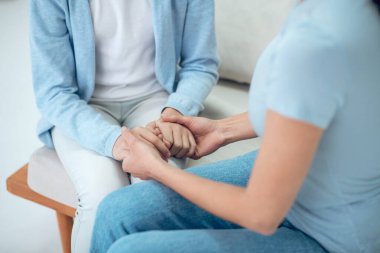 Kızların elleri annelerde şefkatli ve sevgi dolu.