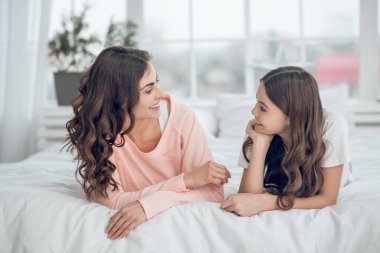 Anne ve kızı birbirlerine bakıyorlar.