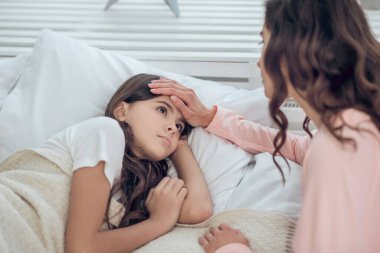 Annem üzgün görünüşlü kızının kafasına dokundu.