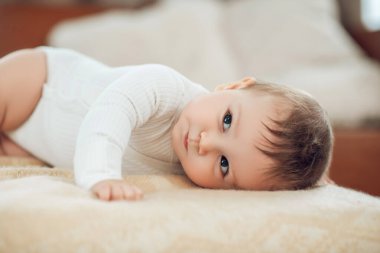 Sakin küçük bebek karnının üstünde yatıyor.