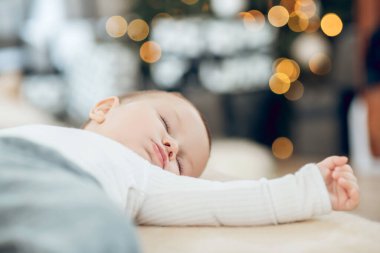 Çocuk evde huzur içinde uyuyor.