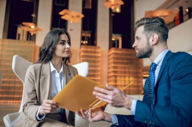 İş ortakları projeyi tartışıyor ve ilgili görünüyor