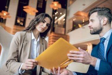 İş ortakları projeyi tartışıyor ve heyecanlı görünüyorlar.