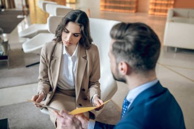 İş ortakları projeyi tartışıyor ve heyecanlı görünüyorlar.