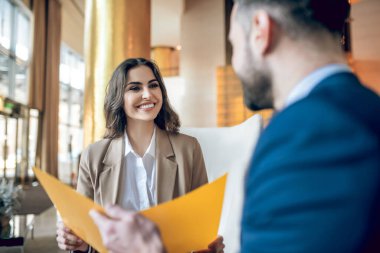 İş ortakları projeyi tartışıyor ve heyecanlı görünüyorlar.