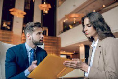 İş ortakları projeyi tartışıyor ve konsantre görünüyor