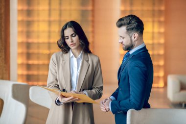 İş ortakları projeyi tartışıyor ve konsantre görünüyor