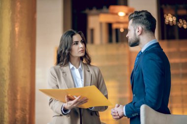 İş ortakları projeyi tartışıyor ve konsantre görünüyor