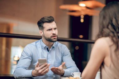 Erkek ve kadın görücü usulü buluşuyorlar ve hayal kırıklığına uğramış görünüyorlar.