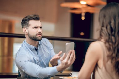 Erkek ve kadın görücü usulü buluşuyorlar ve hayal kırıklığına uğramış görünüyorlar.