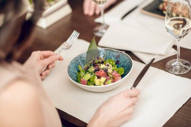 Restorandaki bir masayı kapat.