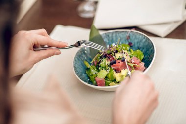 Restorandaki bir masayı kapat.