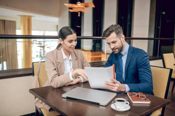 İş arkadaşları proje detaylarını ofiste tartışıyor