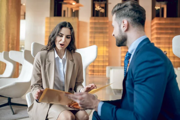 İş ortakları projeyi tartışıyor ve ilgili görünüyor