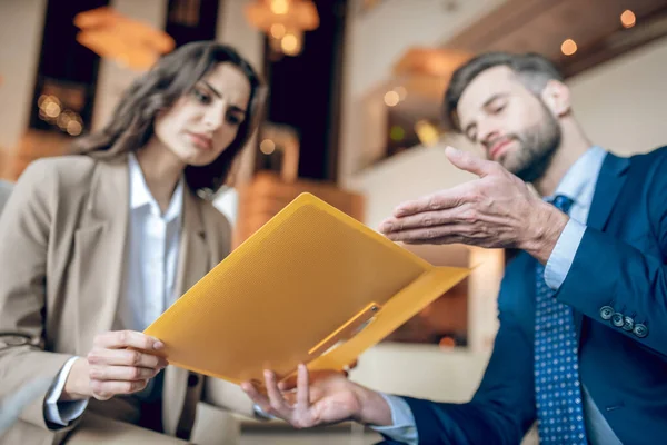 İş ortakları projeyi tartışıyor ve ilgili görünüyor