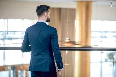 Ofiste takım elbiseli şık bir iş adamı.