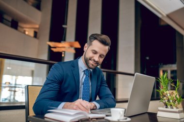 Ofiste çalışan zarif bir iş adamı.