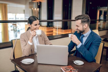 Ortaklar masada oturup olaya dahil olmuş gibi bakıyorlar.