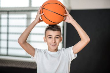 Kendini iyi ve mutlu hisseden tatlı bir çocuk.