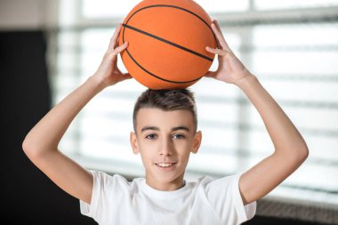 Kendini iyi ve mutlu hisseden tatlı bir çocuk.