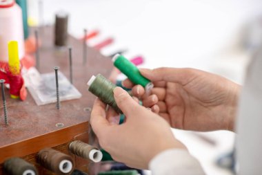 Elleri yeşil iplik tutan kadınlar