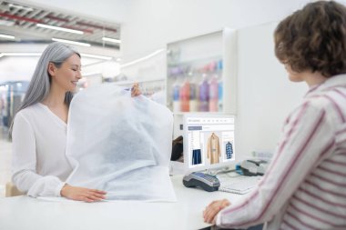 Tezgahın yanındaki kuru temizlemecide iki kadın.