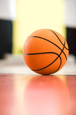 Yerde duran bir topun resmini kapat.