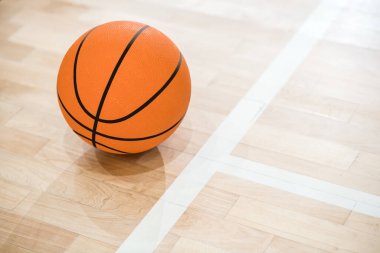 Yerde duran bir topun resmini kapat.