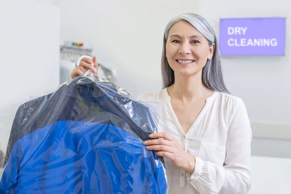 Wanita ramah dengan pakaian bersih di dry cleaning — Stok Foto