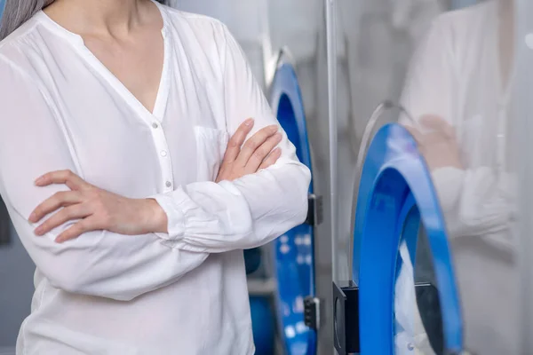 Mujer de pie esperando cerca de los principales electrodomésticos — Foto de Stock